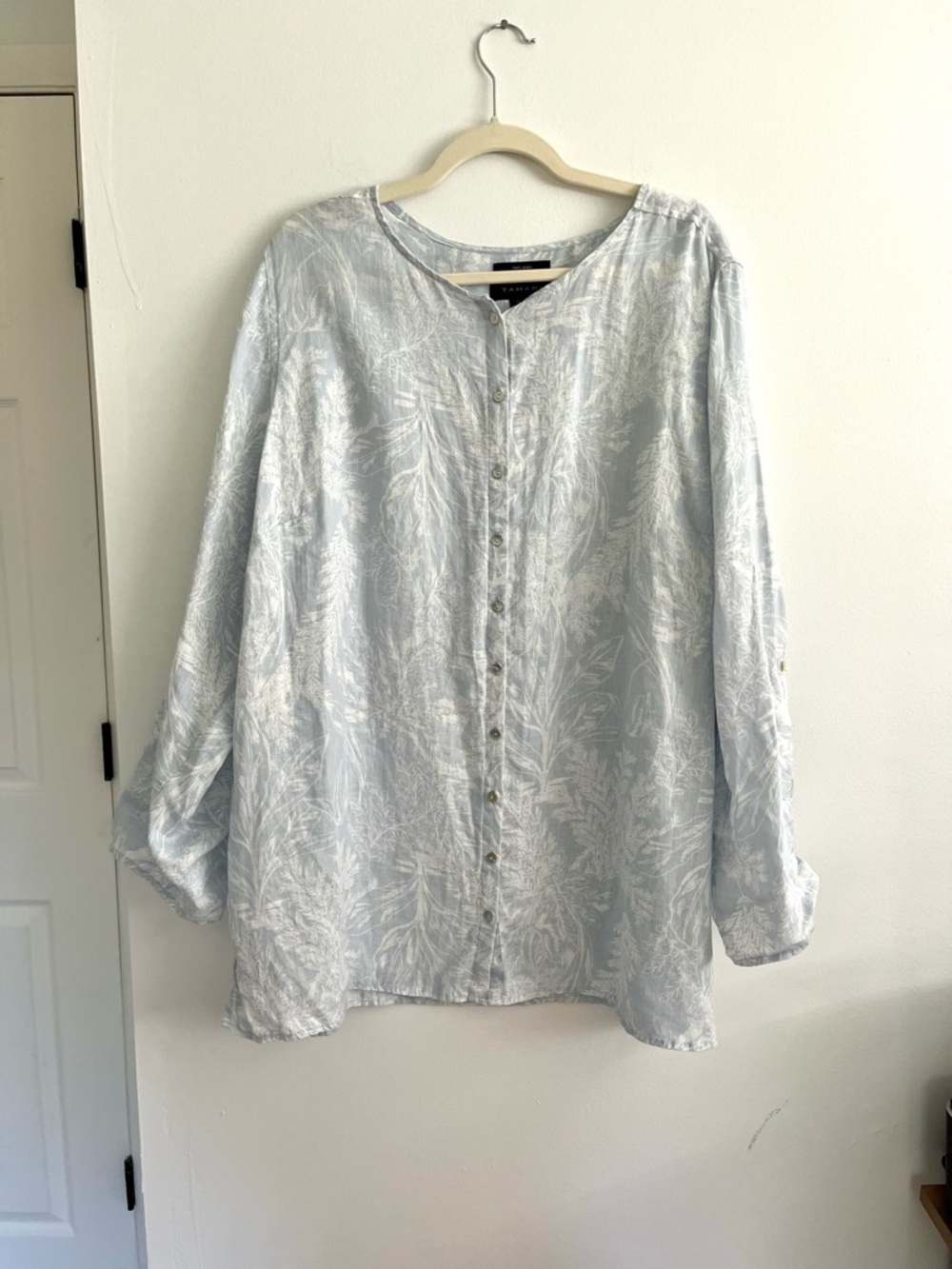 Tahari 2X Linen Pale Blue Floral Print Button-Down Roll-Tab Sleeve Tunic Top - Picture 7 of 7